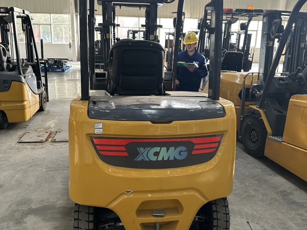 徐工XCB-P30電動(dòng)平衡重叉車