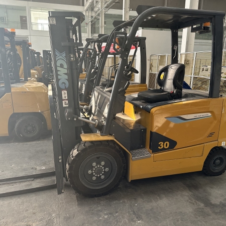 徐工XCB-P30电动平衡重叉车