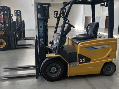 徐工XCB-P25電動平衡重叉車