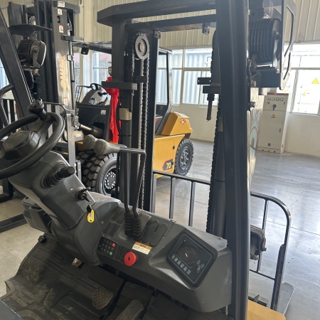 徐工XCB-P25电动平衡重叉车