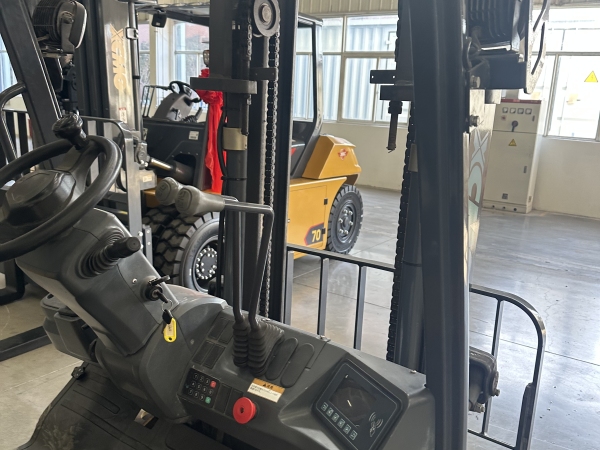 徐工XCB-P25電動(dòng)平衡重叉車