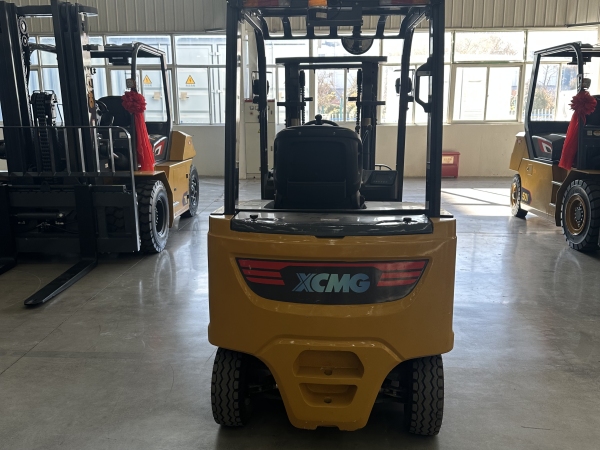 徐工XCB-P25電動(dòng)平衡重叉車