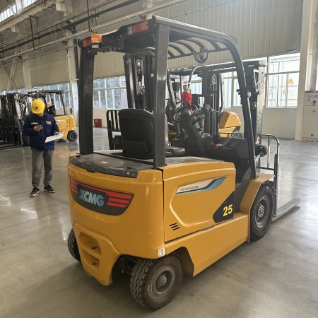 徐工XCB-P25电动平衡重叉车