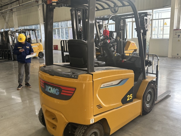 徐工XCB-P25電動(dòng)平衡重叉車