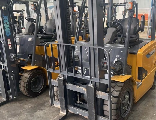 徐工XCB-P35电动平衡重叉车