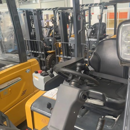 徐工XCB-P35电动平衡重叉车