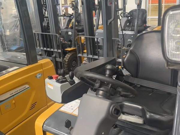 徐工XCB-P35電動(dòng)平衡重叉車