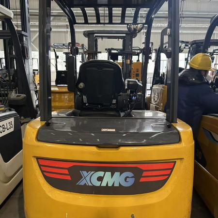 徐工XCB-P35电动平衡重叉车