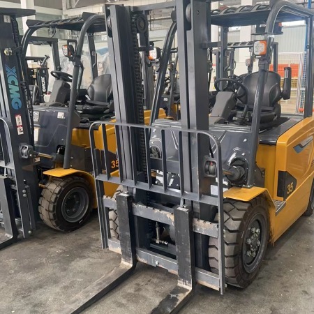 徐工XCB-P35电动平衡重叉车