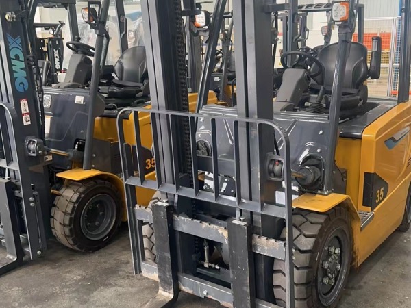 徐工XCB-P35電動(dòng)平衡重叉車