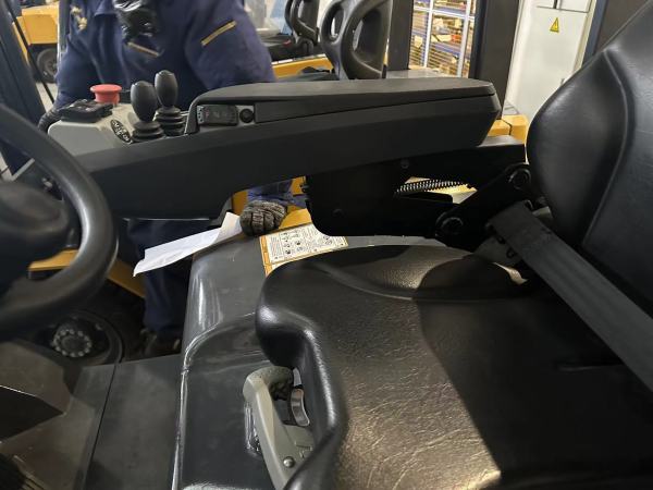 徐工XCB-P35電動(dòng)平衡重叉車