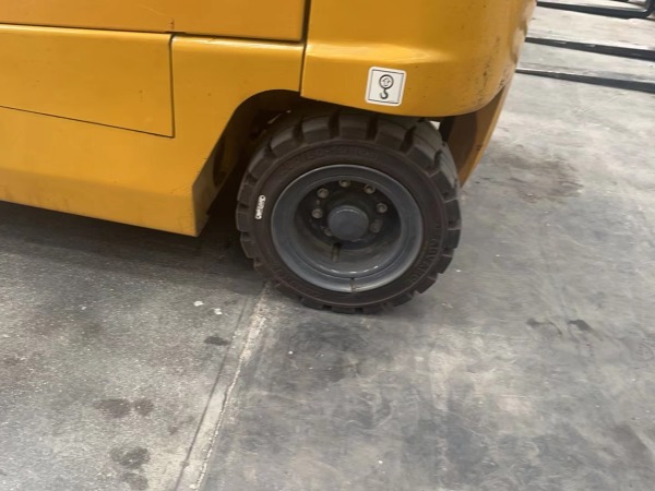 徐工XCB-P35電動(dòng)平衡重叉車