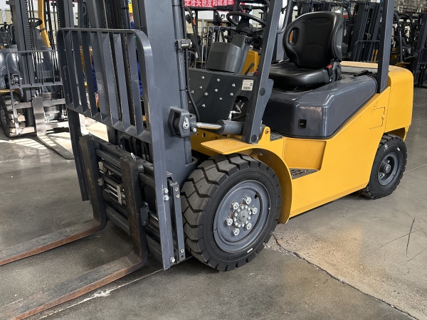 徐工XCB-L30電動(dòng)平衡重叉車(chē)