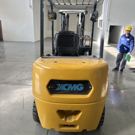 徐工XCB-L30电动平衡重叉车