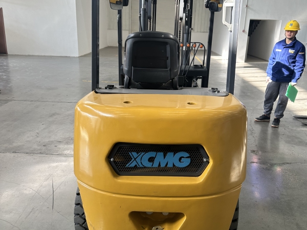 徐工XCB-L30電動(dòng)平衡重叉車(chē)