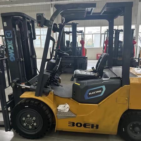 徐工XCB-L30电动平衡重叉车