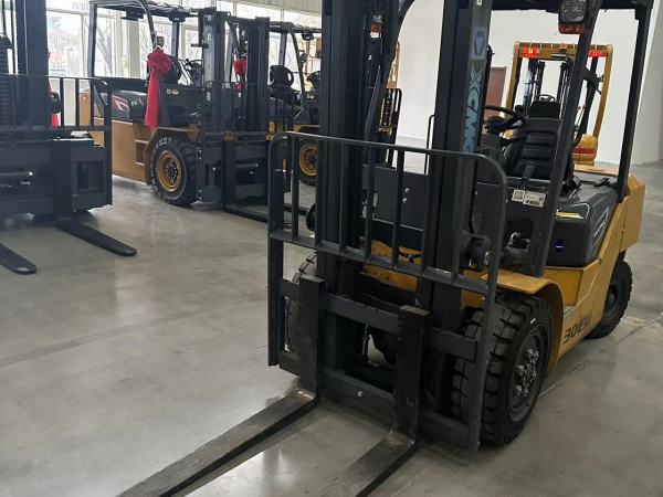 徐工XCB-L30電動(dòng)平衡重叉車