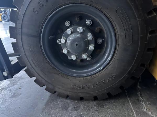 徐工XCB-L15電動平衡重叉車