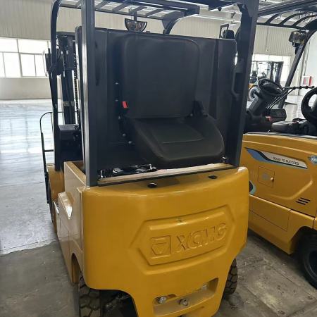 徐工XCB-L15电动平衡重叉车