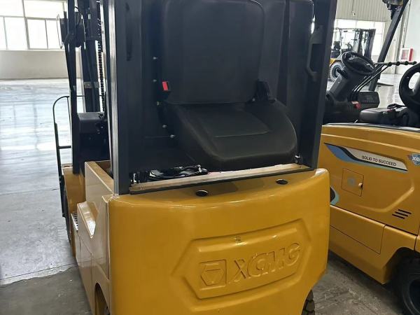 徐工XCB-L15電動平衡重叉車