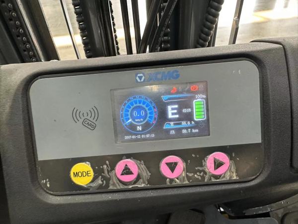 徐工XCB-TW16電動平衡重叉車