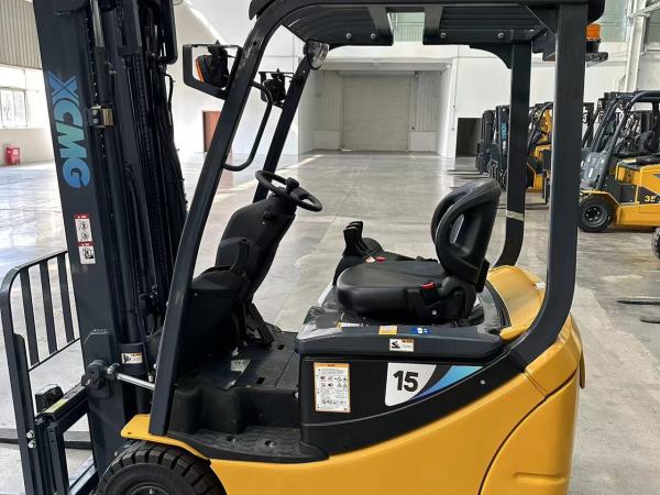 徐工XCB-TW16電動平衡重叉車