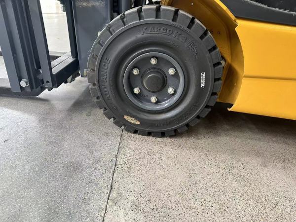 徐工XCB-TW16電動平衡重叉車