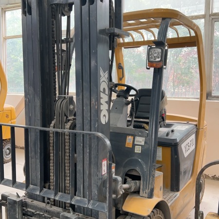 徐工XCB-P30电动平衡重叉车