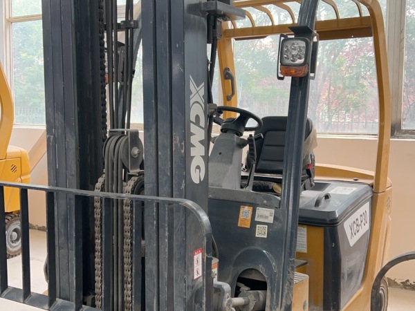 徐工XCB-P30電動平衡重叉車