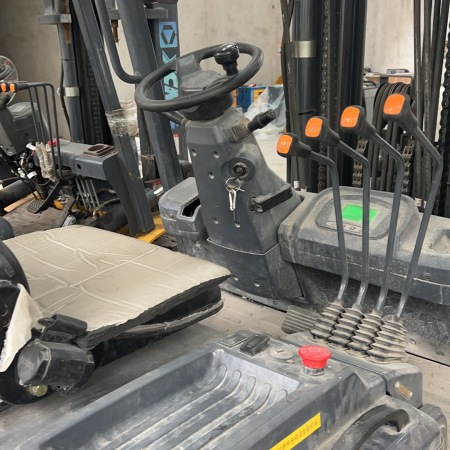 徐工XCB-P30电动平衡重叉车