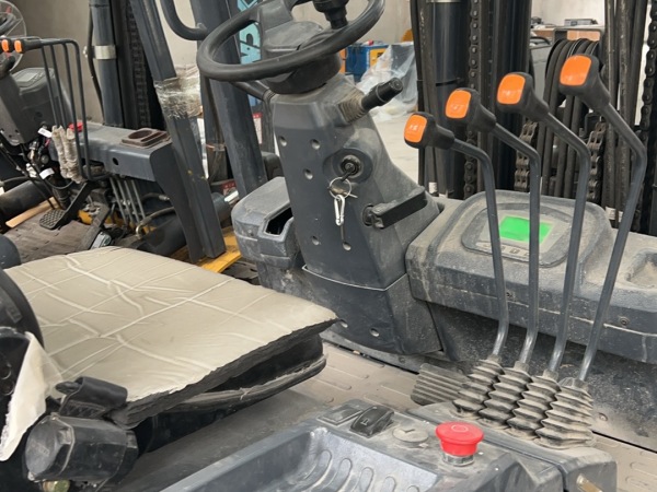 徐工XCB-P30電動平衡重叉車