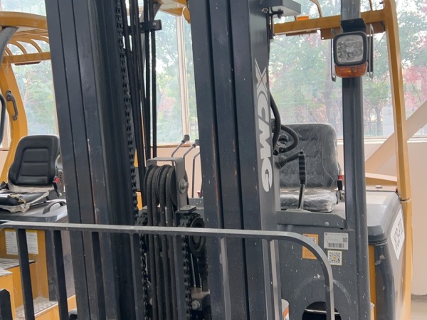 徐工XCB-P30電動平衡重叉車