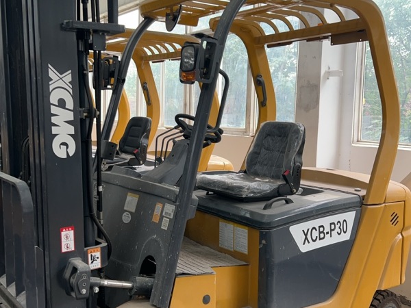 徐工XCB-P30電動平衡重叉車