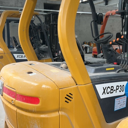 徐工XCB-P30电动平衡重叉车