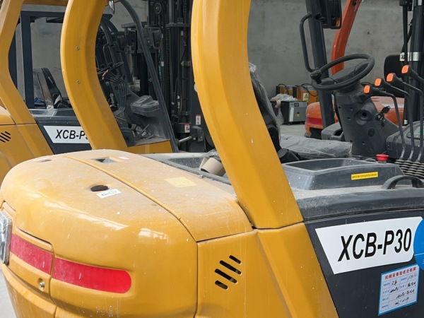 徐工XCB-P30電動平衡重叉車