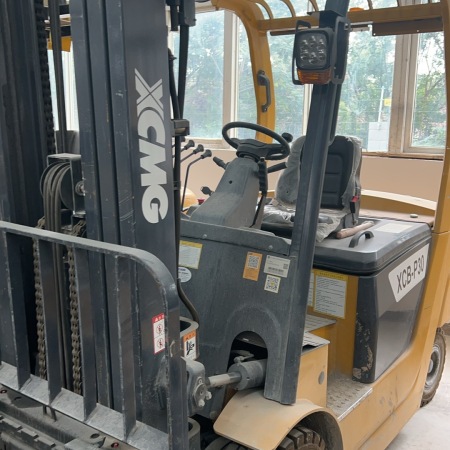 徐工XCB-P30电动平衡重叉车