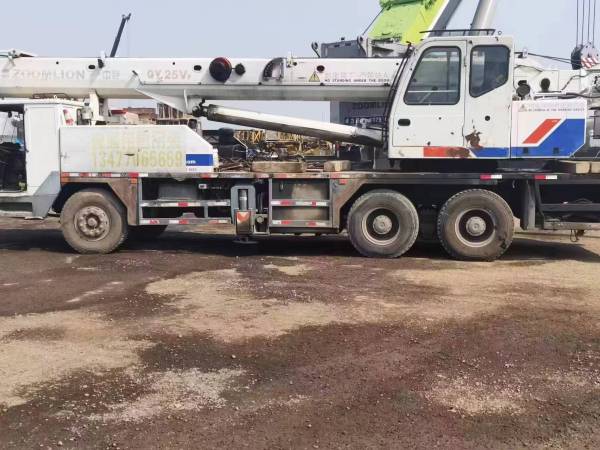 中聯(lián)重科QY25VF汽車起重機(jī)