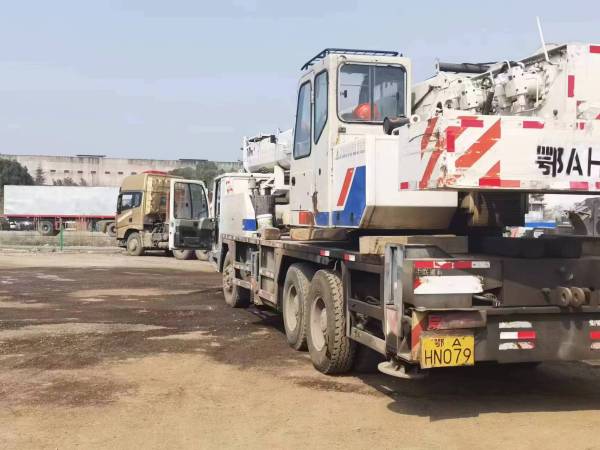 中聯(lián)重科QY25VF汽車起重機(jī)