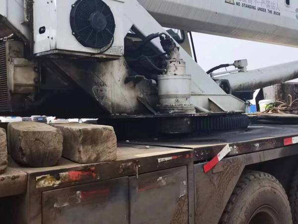 中聯(lián)重科QY25VF汽車起重機(jī)