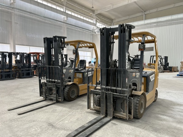 徐工XCB-P30電動平衡重叉車