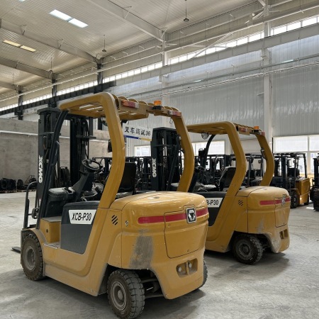 徐工XCB-P30电动平衡重叉车