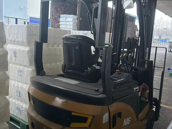 徐工XCB-TW16電動平衡重叉車