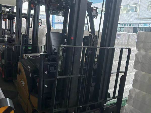 徐工XCB-TW16電動平衡重叉車