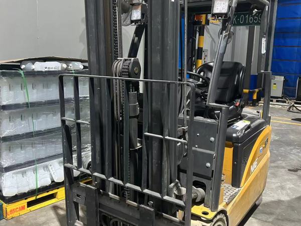 徐工XCB-TW16電動平衡重叉車