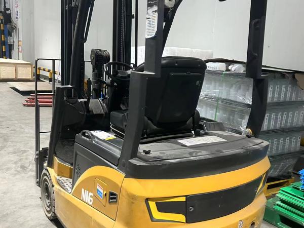 徐工XCB-TW16電動平衡重叉車