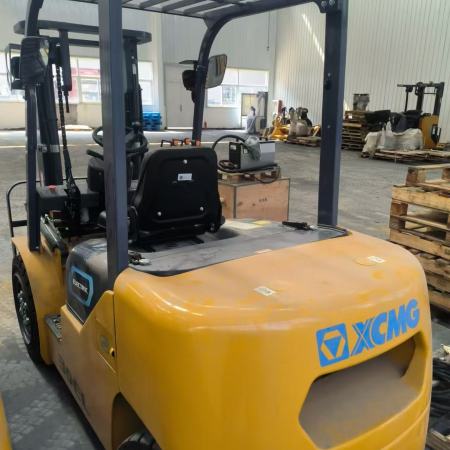 徐工XCB-L30电动平衡重叉车