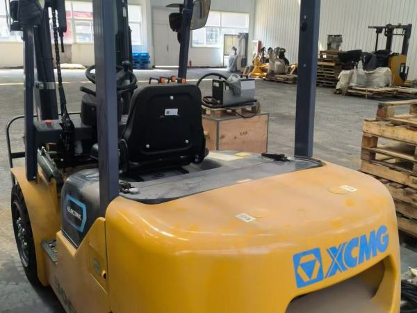 徐工XCB-L30電動(dòng)平衡重叉車