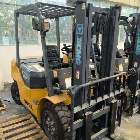 徐工XCB-L30电动平衡重叉车