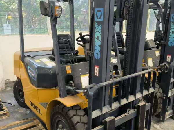 徐工XCB-L30電動(dòng)平衡重叉車