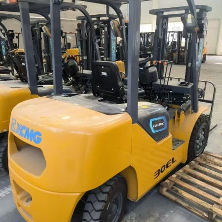 徐工XCB-L30电动平衡重叉车